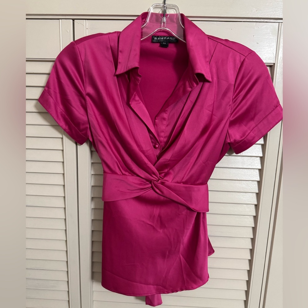 Gorgeous Vintage Rampage Fuchsia Pink Satin button w/bow tie back collared top.